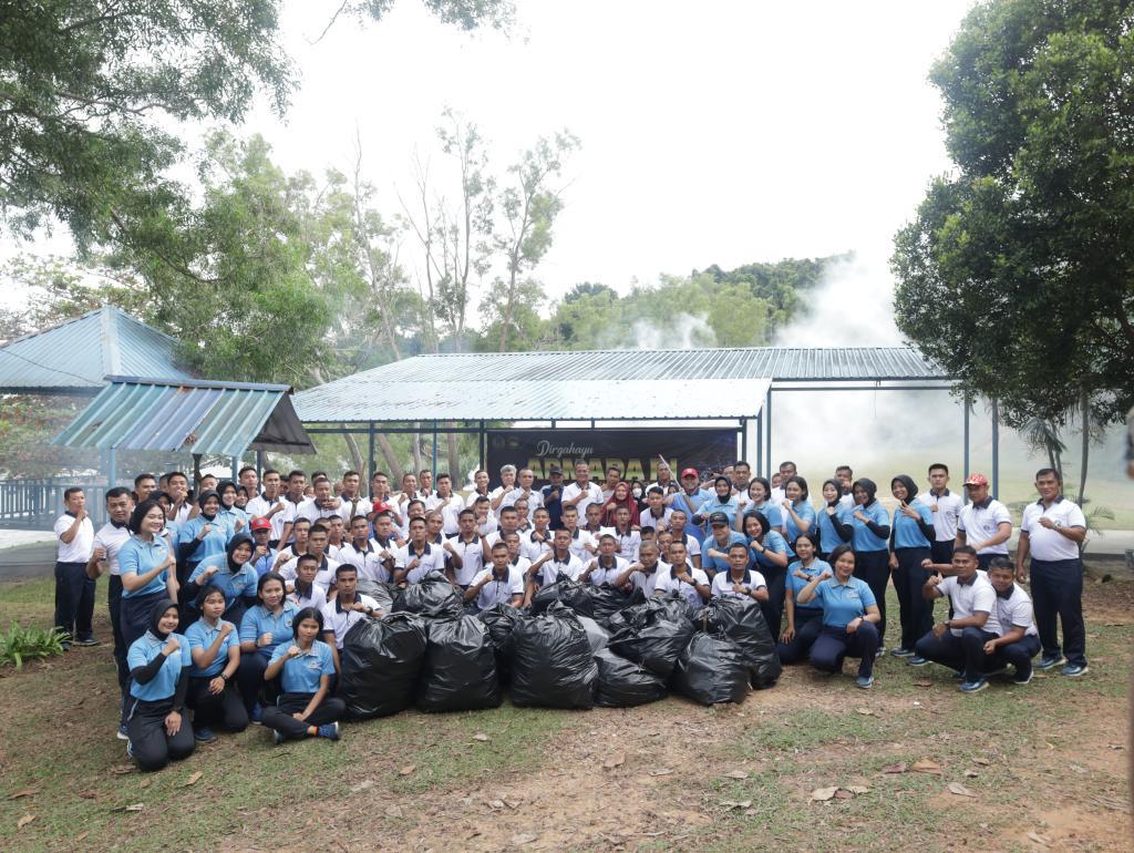 Kodaeral IV Gelar Aksi Bersih-Pantai Cakra Sambut HUT Armada RI 2025