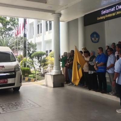 Dilepas Rektor, Tim Relawan Unri dan IKA Unri Berangkat ke Sumbar Salurkan Bantuan