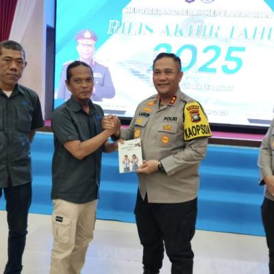 Di Momen Rilis Akhir Tahun 2025, JMSI Kepri Serahkan Buku 'Tolak Jadi Korban TPPO' ke Kapolda Kepri