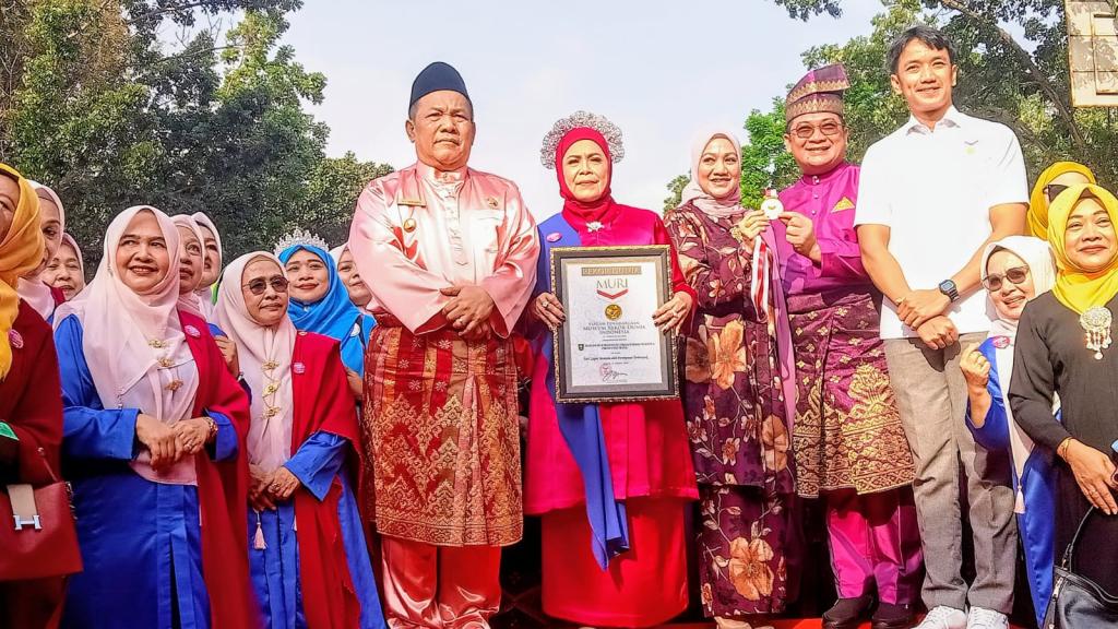 Pemprov Riau dan BKOW Gelar Zapin Massal Berkebaya, Berhasil Ciptakan Rekor MURI
