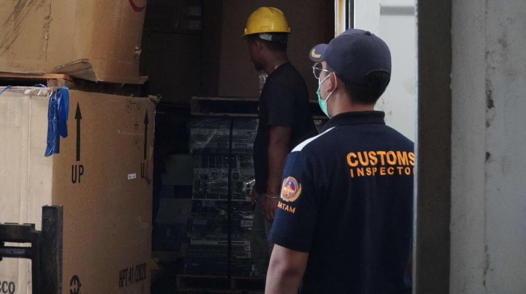 Empat Kontainer Limbah Elektronik Direekspor dari Pelabuhan Batu Ampar