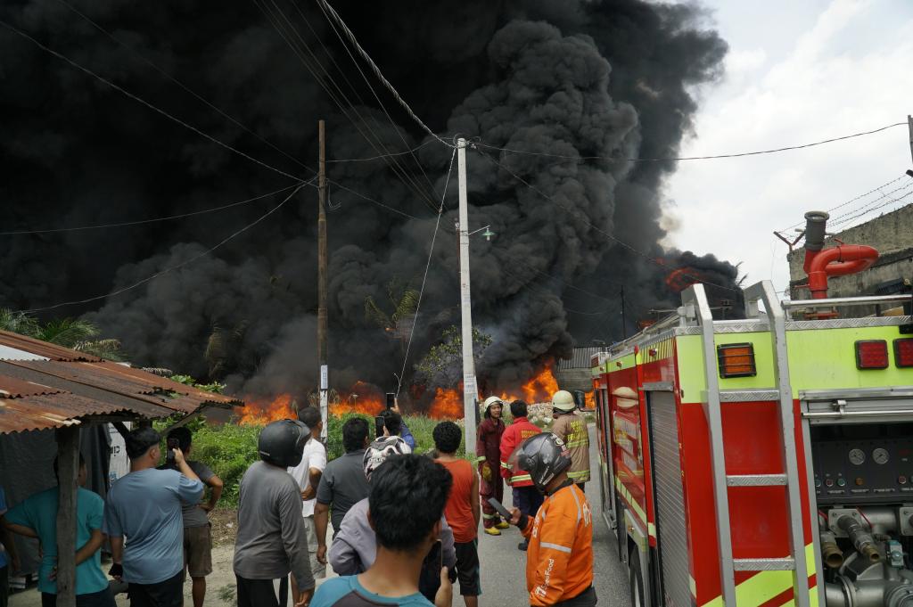 Dua Tangki dan Puluhan Baby Tank Berisi Solar Terbakar di Gudang Penampungan BBM Marpoyan Damai
