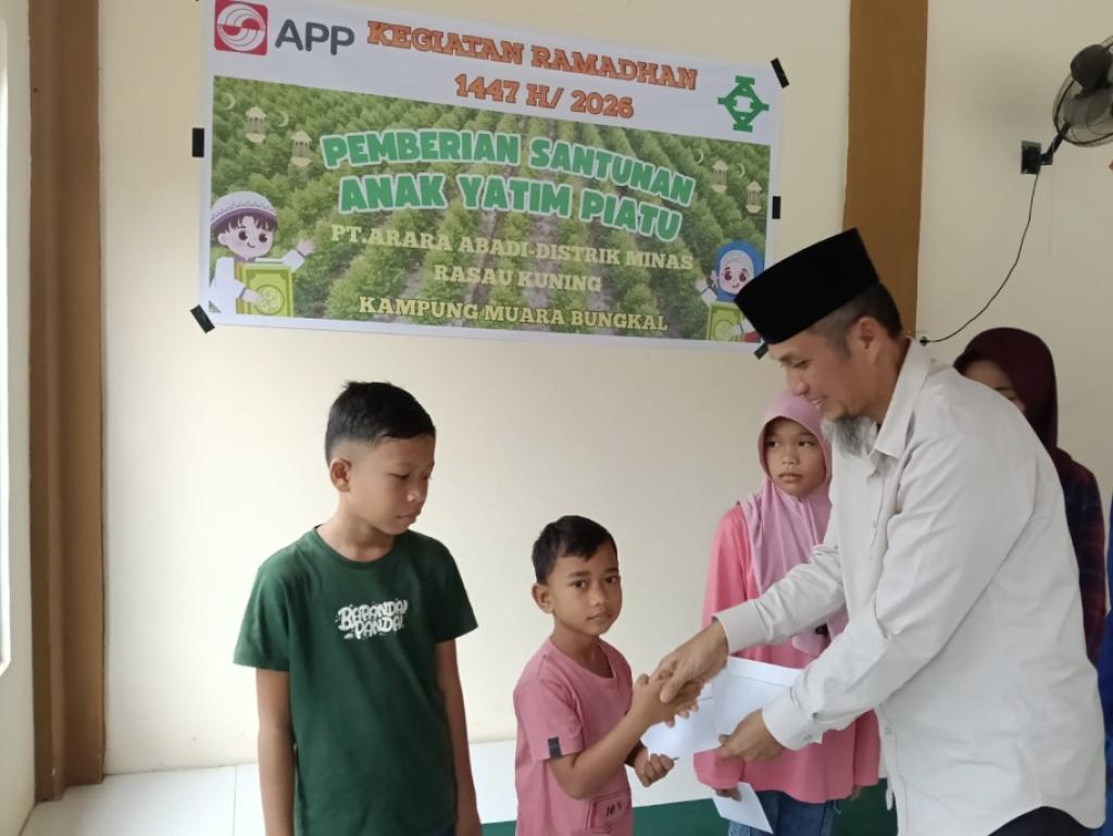 PT Arara Abadi Salurkan Santunan untuk Anak Yatim di Kampung Muara Bungkal