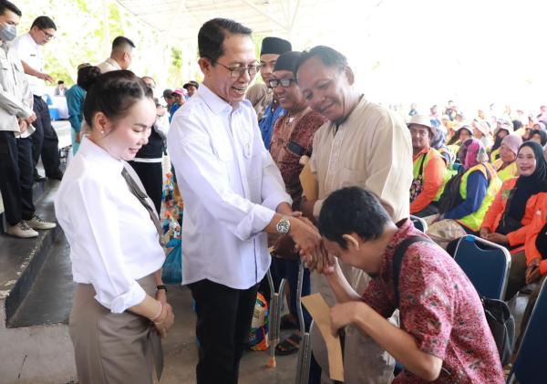 Amsakar Achmad dan Li Claudia Chandra Serahkan Bantuan Baznas untuk Disabilitas dan DLH Batam