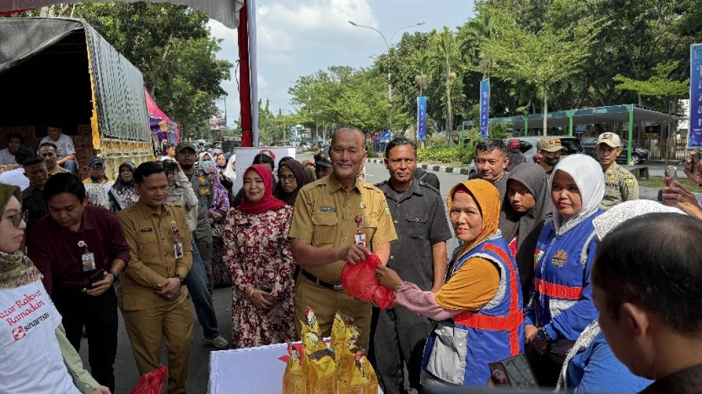 APP Group dan Paguyuban Sinar Mas Riau Salurkan Wakaf Alquran dan Minyak Goreng Harga Khusus