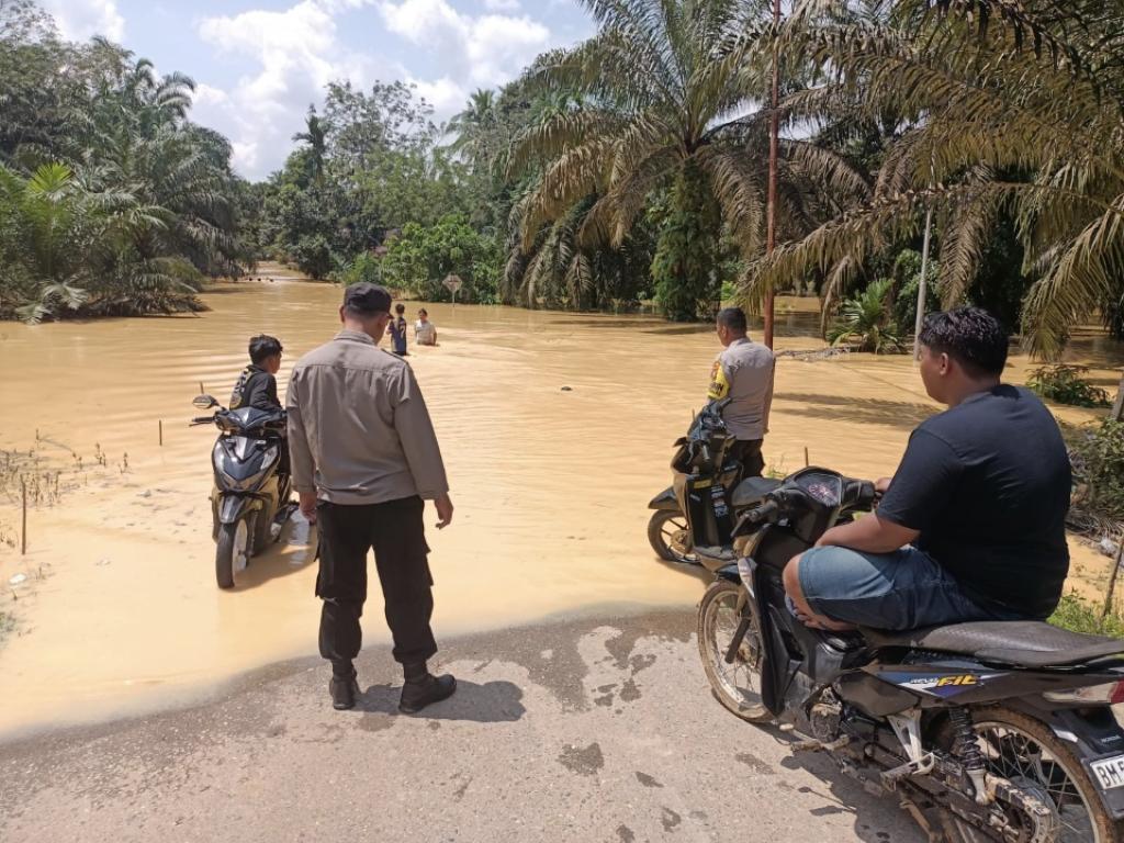 Personil Polsek Hulu Kuantan Pantau Kondisi Banjir, Puluhan Rumah Warga Terendam