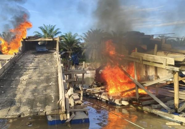 Polsek Singingi Hilir Tertibkan PETI di Sungai Bawang, Tiga Rakit Dimusnahkan