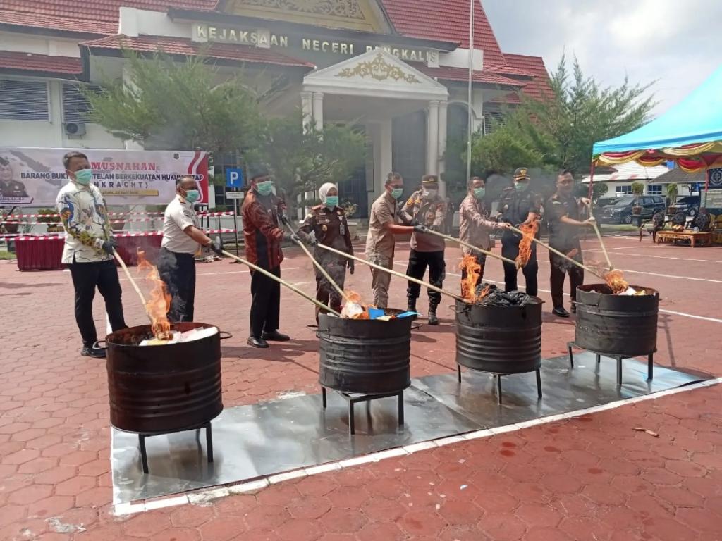 Didominasi Kasus Narkotika, Kejari Bengkalis Musnahkan Ratusan Barang Bukti