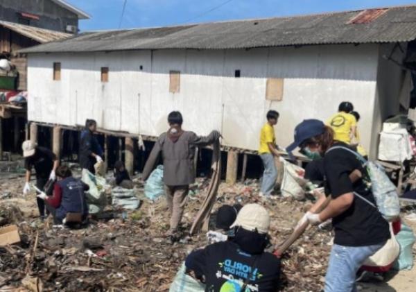 Peringati Hari Bumi, Relawan Angkat 1,7 Ton Limbah di Tanjung Uma