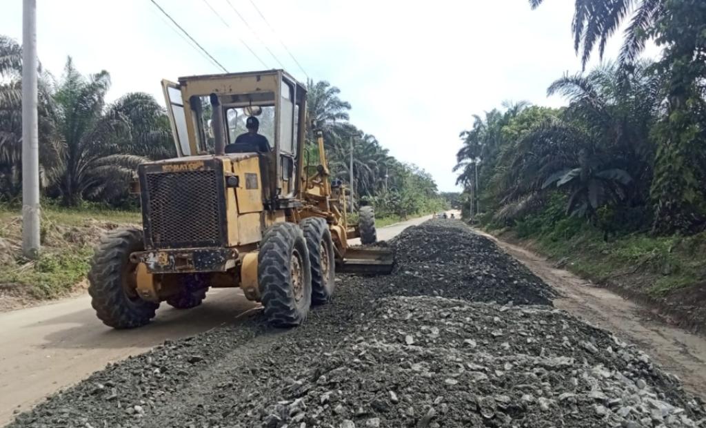 PT Arara Abadi Bangun Jalan Aspal 4 Km di Pelalawan Lewat Program CSR