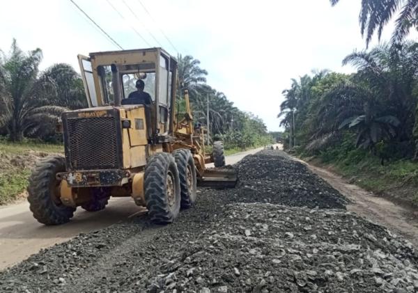 PT Arara Abadi Bangun Jalan Aspal 4 Km di Pelalawan Lewat Program CSR