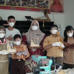 Ukiran Kayu Tangan Istimewa: Kisah Pengabdian Emdita Membangun Asa