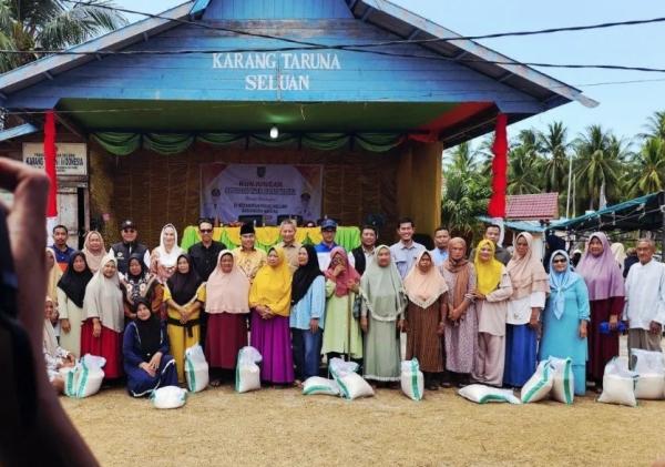 Ringankan Beban Warga, Pemkab Natuna Salurkan Bantuan Beras Untuk Warga Seluan