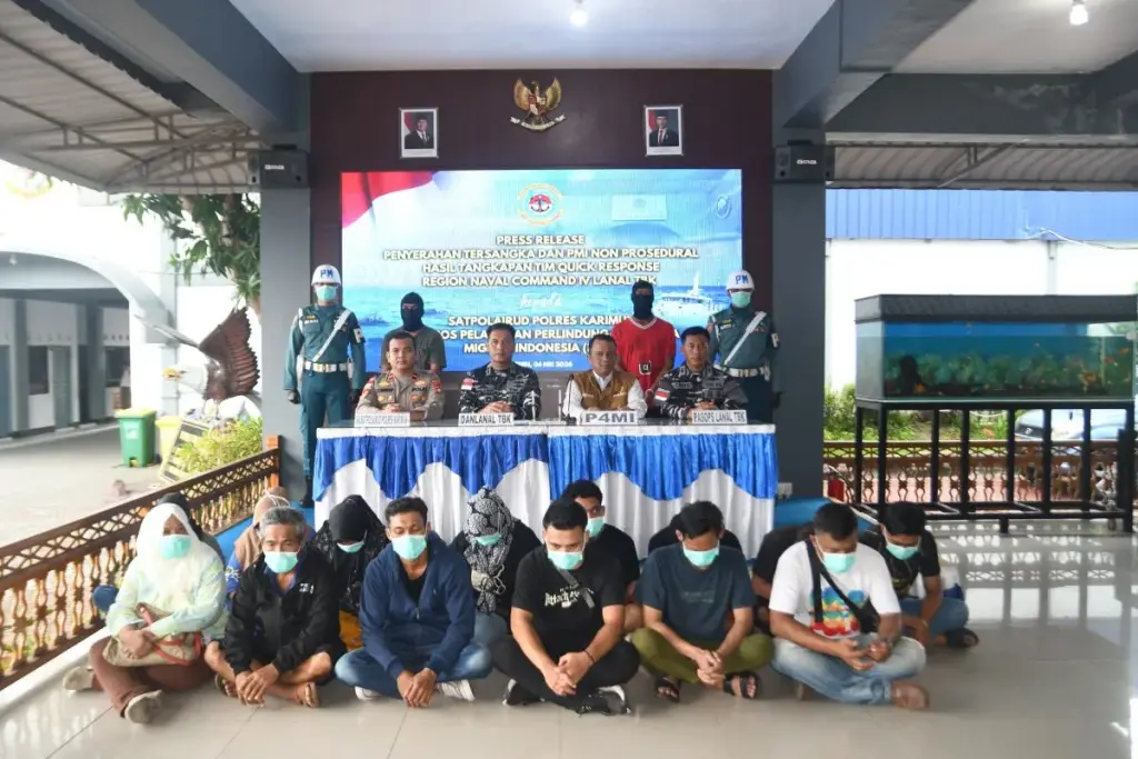 TNI AL Hentikan Kapal Pembawa 14 PMI Ilegal, Dua Awak Ditangkap