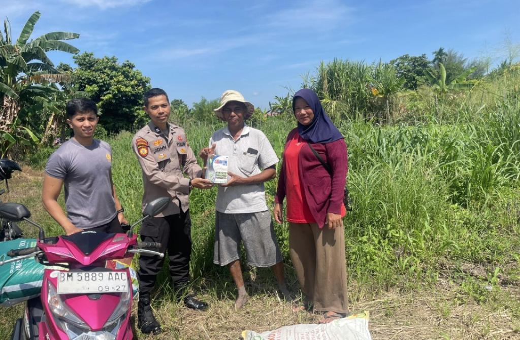 Dukung Ketahanan Pangan, Polsek Kawasan Pelabuhan Pekanbaru Salurkan Bantuan Pupuk dan Racun Hama Untuk Petani