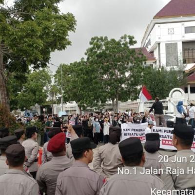 Ratusan Relawan MBG Gelar Aksi di DPRD Batam, Suarakan Dukungan Program Makan Bergizi Gratis