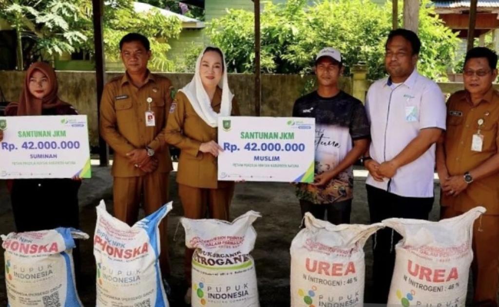 Bupati Natuna Serahkan Santunan BPJS Ketenagakerjaan kepada Ahli Waris Dua Petani