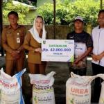 Bupati Natuna Serahkan Santunan BPJS Ketenagakerjaan kepada Ahli Waris Dua Petani