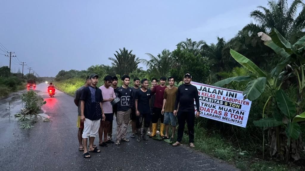 Truk ODOL PT EPE Disebut Jadi Penyebab Utama Kerusakan Jalan Sungai Rawa di Siak