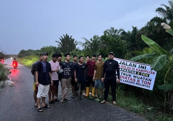 Truk ODOL PT EPE Disebut Jadi Penyebab Utama Kerusakan Jalan Sungai Rawa di Siak