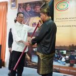 Amsakar Achmad Lantik Panglima Sambang Kota Batam, Ajak Organisasi Adat Jaga Persatuan