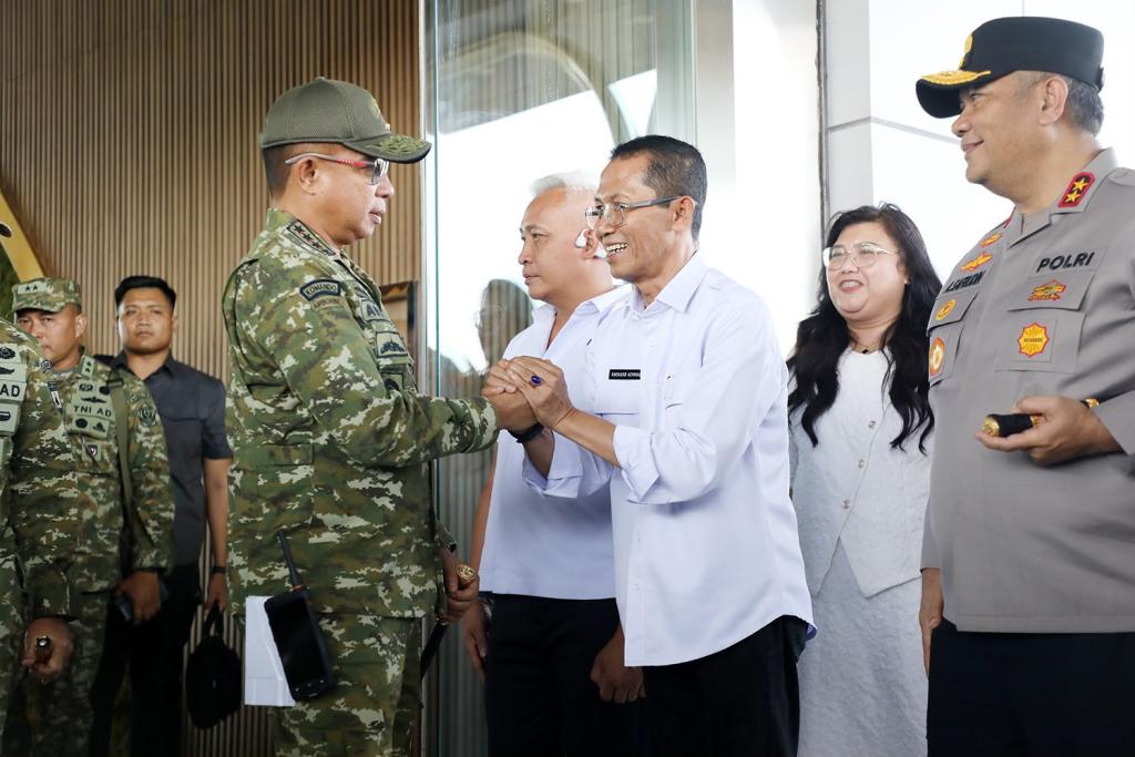 Kunjungi Kepri, Panglima TNI Disambut Wali Kota Batam di Bandara Hang Nadim