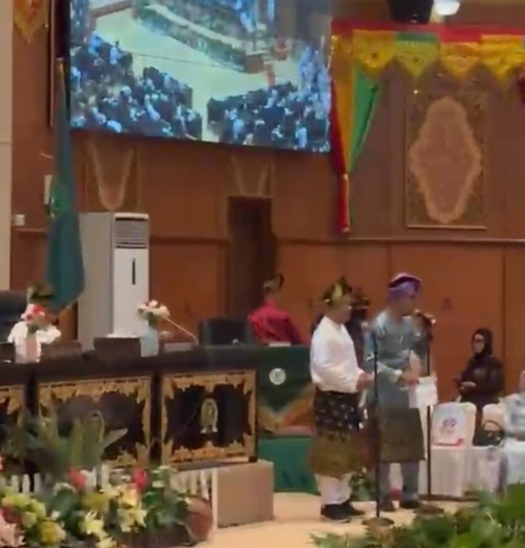 Puisi Dodi Irawan Bakaghojoo Getarkan Rapat Paripurna HUT Riau di Gedung DPRD