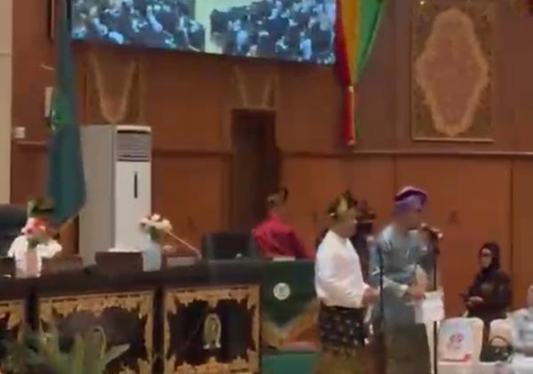 Puisi Dodi Irawan Bakaghojoo Getarkan Rapat Paripurna HUT Riau di Gedung DPRD