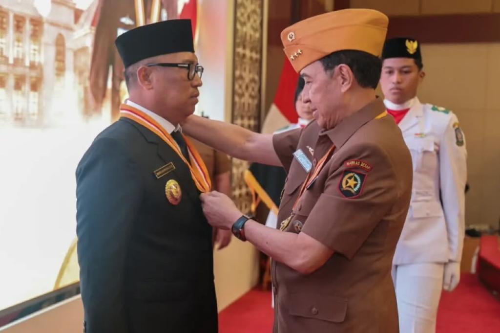 Wagub Kepri Nyanyang Haris Pratamura Terima Bintang LVRI