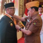 Wagub Kepri Nyanyang Haris Pratamura Terima Bintang LVRI
