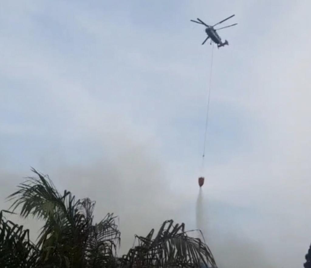 Karhutla di Lahan Warga Siak, PT Arara Abadi Kerahkan 2 Heli Water Bombing