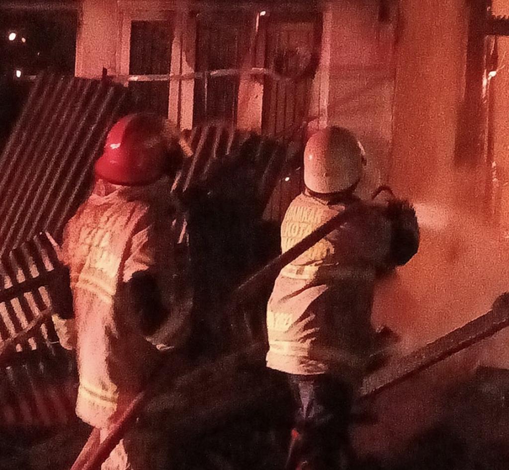 Rumah Dua Lantai di Marpoyan Damai Hangus Terbakar