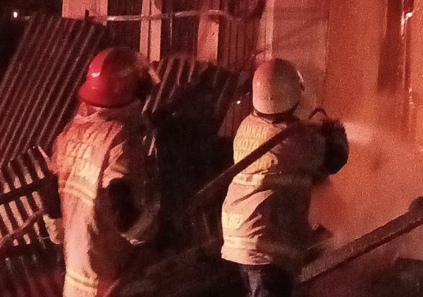 Rumah Dua Lantai di Marpoyan Damai Hangus Terbakar