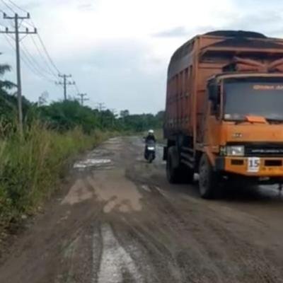 Jalan Sungai Rawa Rusak dan Minim Marka, Truk Bermuatan Puluhan Ton Disebut Bebas Melintas