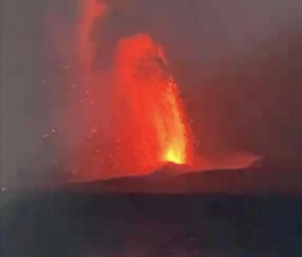 Erupsi Anak Krakatau Picu Ancaman Abu Vulkanik, Menkes Aktifkan Pusat Krisis Kesehatan
