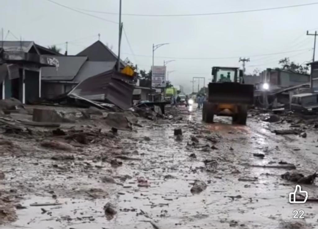 Banjir Bandang Terjang Solok, Jalan Solok-Padang Sementara Ditutup