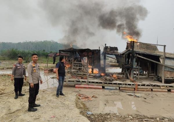 Polres Kuansing Tertibkan 7 Rakit dan 1 Asbuk PETI di Tiga Lokasi