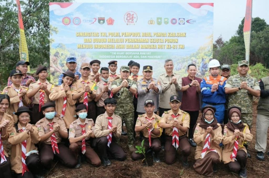 TNI-Polri Bersama Buruh Tanam 20 Ribu Pohon di Siak, Kabaharkam Tekankan Polisi Bersama Masyarakat