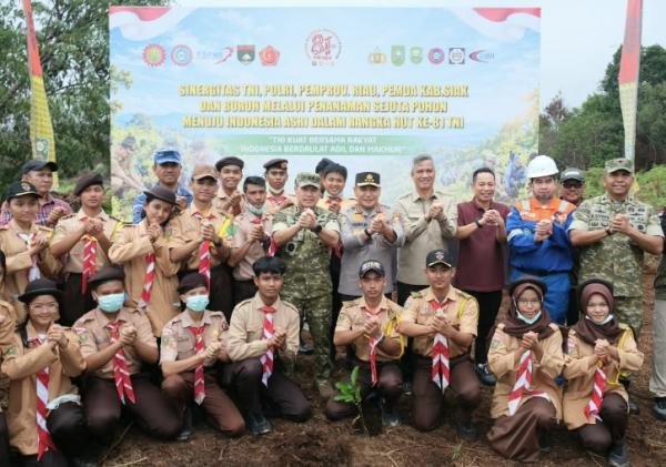 TNI-Polri Bersama Buruh Tanam 20 Ribu Pohon di Siak, Kabaharkam Tekankan Polisi Bersama Masyarakat