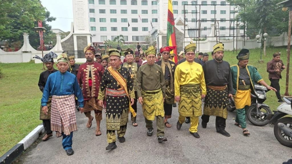 Lepas Arak-arakan HKN, Fadli Zon Hentak Cokmar LAMR Tiga Kali