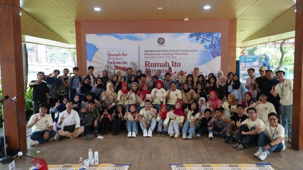 Denny JA Hadirkan Puisi Esai di Taman Kota, Luncurkan Antologi Rumah Itu Bernama Indonesia