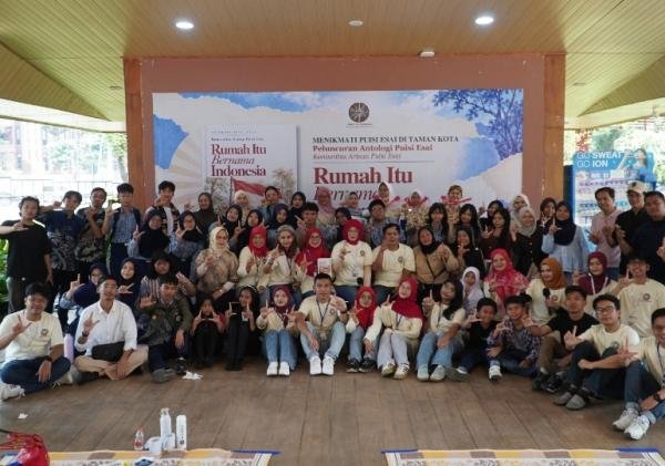 Denny JA Hadirkan Puisi Esai di Taman Kota, Luncurkan Antologi Rumah Itu Bernama Indonesia