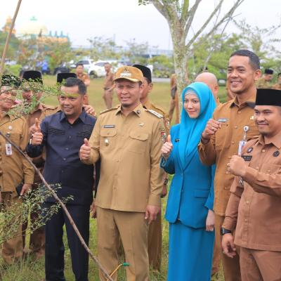 Wali Kota Pekanbaru Gerakkan 15.000 ASN & THL Tanam Pohon Serentak