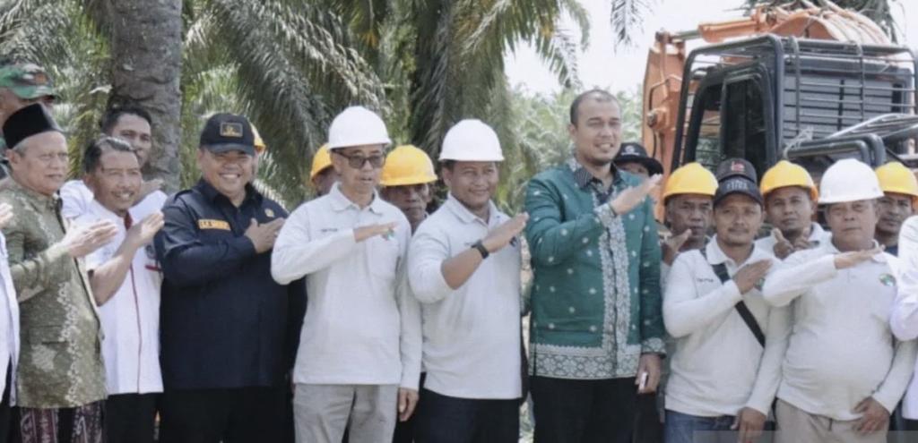 Bupati Inhu Buka Program Peremajaan Sawit Rakyat di Batang Cenaku