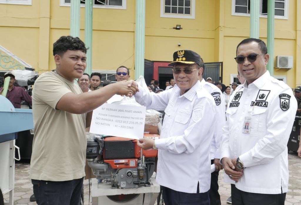 Kementan Salurkan Drone Pertanian dan Alsintan ke Rohil, Bupati Bistamam Serahkan kepada Kelompok Tani