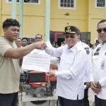 Kementan Salurkan Drone Pertanian dan Alsintan ke Rohil, Bupati Bistamam Serahkan kepada Kelompok Tani