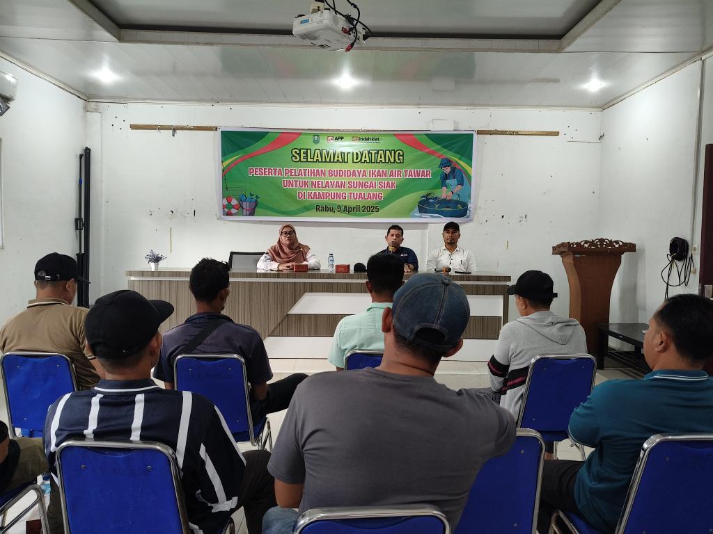 Dorong Peningkatan Ekonomi Nelayan, PT IKPP Perawang Beri Pelatihan dan Salurkan Ribuan Bibit Ikan Beserta Pakan Untuk Nelayan di Kampung Tualang