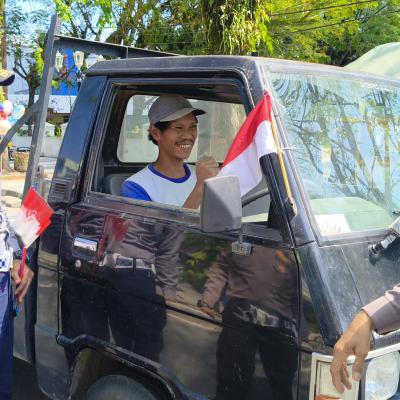 'Polantas Menyapa' Satlantas Polres Siak Bagikan Bendera Merah Putih Kepada Pengendara di Perawang