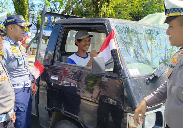 'Polantas Menyapa' Satlantas Polres Siak Bagikan Bendera Merah Putih Kepada Pengendara di Perawang