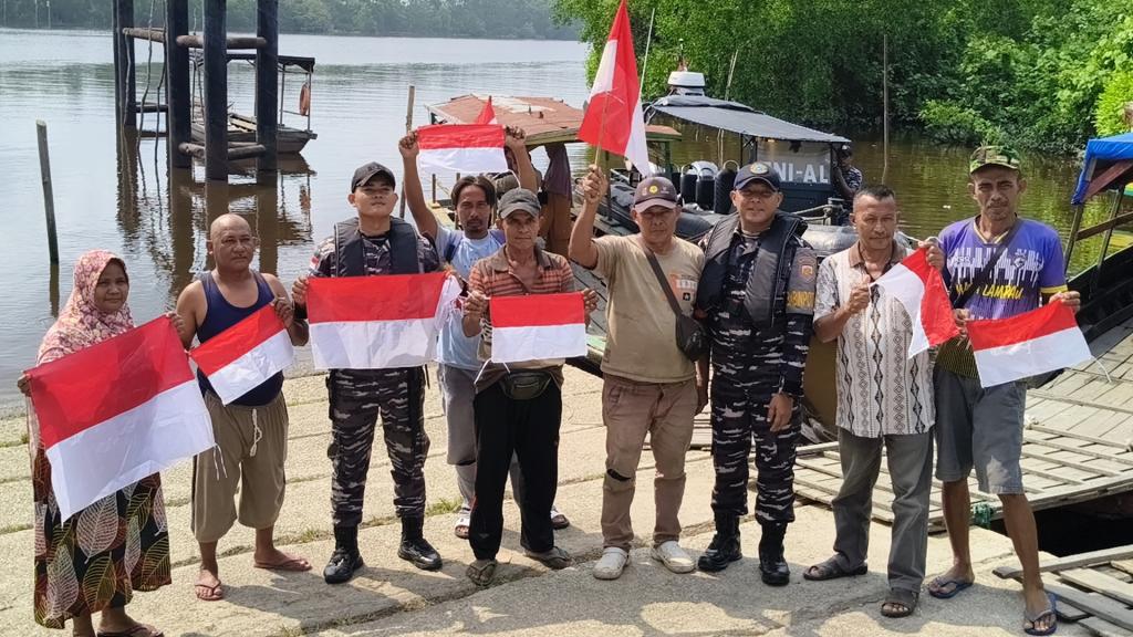 Bangkitkan Semangat Nasionalisme Sambut Hari Kemerdekaan RI ke-80, Posal Siak Bagikan Ratusan Bendera Merah Putih Ke Masyarakat Pesisir Sungai